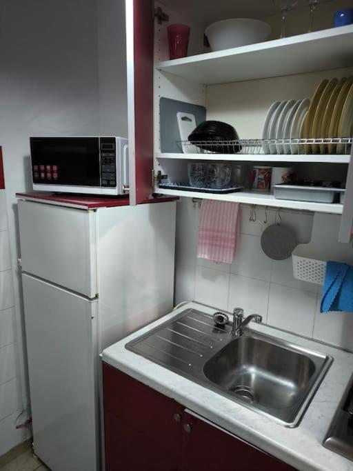 לוטראקי Apartment 50 Meters From The Beach מראה חיצוני תמונה