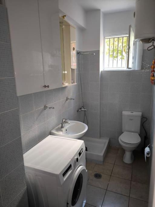 לוטראקי Apartment 50 Meters From The Beach מראה חיצוני תמונה